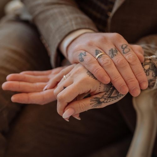 Liebevoller Moment des Brautpaars während der Hochzeitsfeier in Schwäbisch Hall