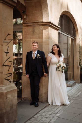 Brautpaar mit Blick auf die historische Altstadt von Stuttgart
